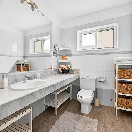 Modern Retreat Адехе